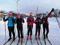 Fornøyde jenter fra Ilar, Forsøk og Polarstjernen etter å gått 26 km under Aldonrennet. 