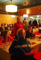 Det var frokost, lunsj og middag sammen med det sveitsiske landslaget i bakgrunnen hver dag.  Foto: Charles Petterson. 