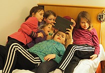 Gjett hvor mange jenter som kan spille på en Ipad i en seng? Svaret 6. Foto: Charles Petterson