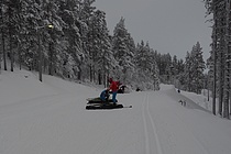 Det russiske landslaget gjør klar til å teste 20-30 par ski.  Foto: Charles Petterson.