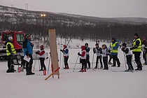 De første skiløperne gjør seg klar til å starte! Govvat/foto: Charles Petterson