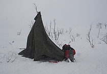 Vintercampen etableres i sterk vind og sluddbyger.  Foto: Charles Petterson.
