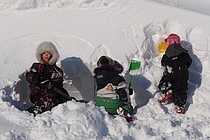 Tre småjenter som også skulle grave snøhule til seg selv.  Foto: Charles Petterson.