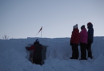 Tre som følger med på hvordan leirsjefen gjør det. Bildet ligner litt på Amundsen på sydpolen...  Foto: Charles Petterson.