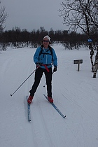 Kjersti Kvammen var løper nr. 100 som passerte ilargammen. Hun har tidligere bodd i Nesseby og gått skirenn for Ilar.  Govvat/foto: Charles Petterson