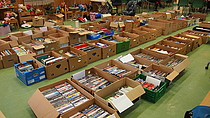 Aldri har det vært så mange bøker og DVD filmer til salgs på loppemarkedet  Govvat/foto: Charles Petterson
