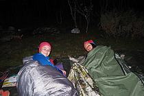 To jenter som er klar for å sove under åpen himmel.   Foto: Charles Petterson. 