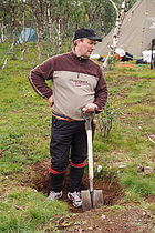 Han som graver den dype kokegropa.  Foto: Charles Petterson.