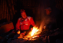 Å stirre inn i flammene er ganske avslappende.  Govat/foto: Charles Petterson.