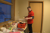 Kongekrabben gjøres klar på kjøkkenet Govvat/foto: Charles Petterson
