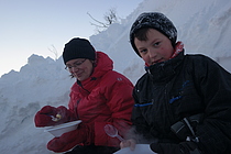 To sultne leirdeltakere.  Foto: Elisabeth Reisænen.