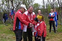 Eilif forklarer kart til unge o-løpere fra Ilar.  Foto/govvat: Charles Petterson