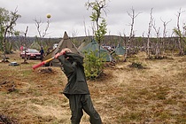 Slåball var en populær aktivitet i leirområdet.  Foto: Charles Petterson.