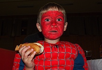 Spidermann måtte spise litt før han skulle ut å redde flere. Foto/govvat: Lena Kristiansen